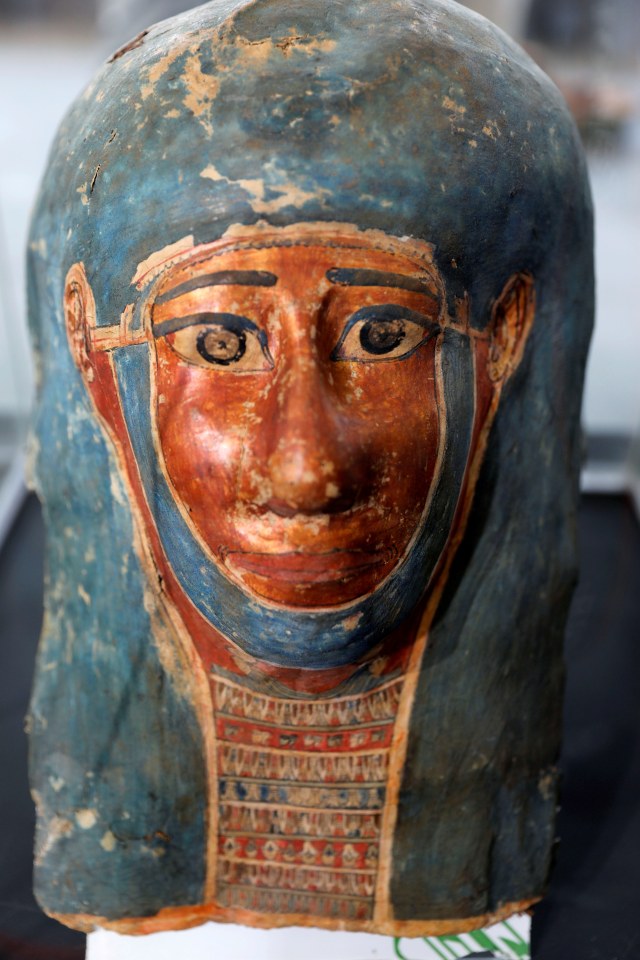 Sebuah artefak yang berusia sekitar 2500 tahun, dari situs pemakaman yang baru ditemukan di dekat nekropolis Saqqara Mesir, ditampilkan di Giza, Mesir, (14/11). Foto: Mohamed Abd El Ghany/REUTERS