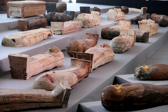 Mesir Temukan Mumi 2.500 Tahun Bersama Patung Kuno Lapis Emas (1)