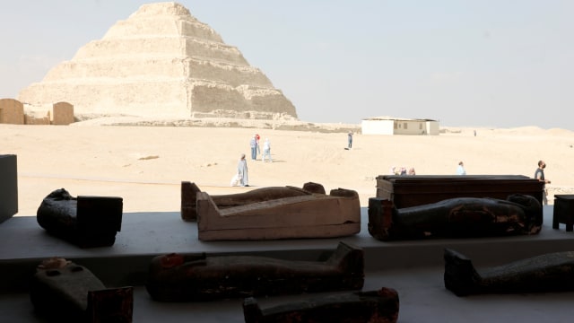 Sejumlah peti mati yang berusia sekitar 2500 tahun, dari situs pemakaman yang baru ditemukan di dekat nekropolis Saqqara Mesir, ditampilkan di Giza, Mesir, (14/11). Foto: Mohamed Abd El Ghany/REUTERS