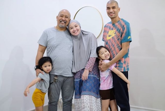 Haru Netizen saat Indro Warkop Unggah Foto Kenangan Bersama Mendiang Istri (219071)