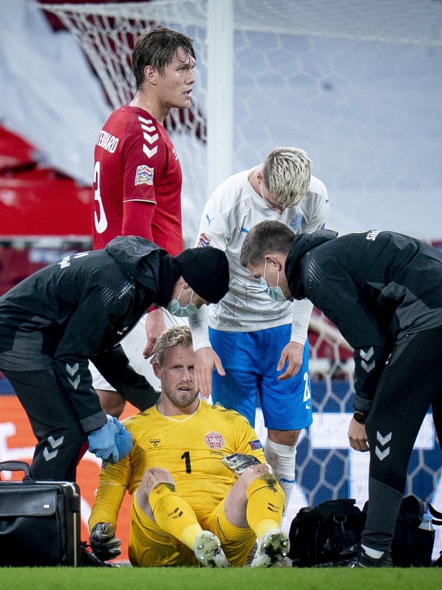 Kiper Denmark, Kasper Schmeichel mendapat perawatan medis saat pertandingan Denmark vs Islandia. Foto: Liselotte Sabroe / Ritzau Scanpix via Reuters