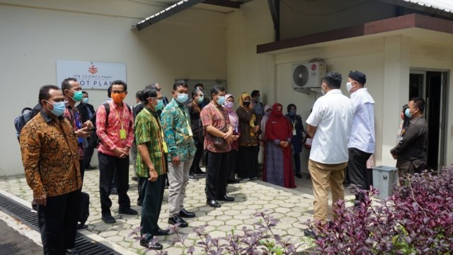Kepala Sekolah Peserta CEO SMK Se-Indonesia Kunjungi PT BLST IPB University