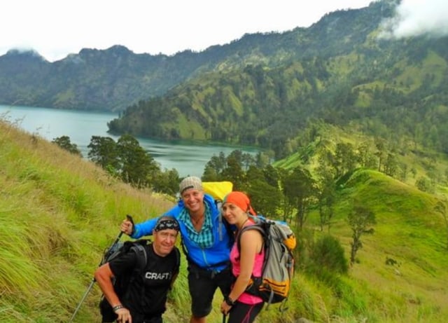 Tiga pendaki dari mancanegara saat mendaki Gunung Rinjani (2015). Foto: Harley Sastha