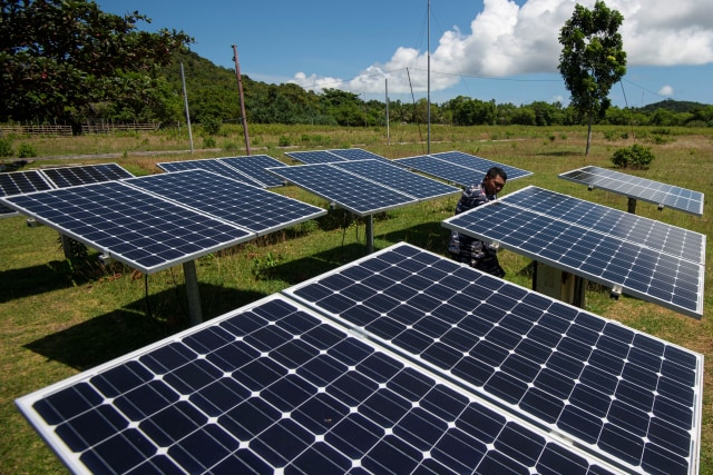 Panel surya juga menjadi sumber energi listrik alternatif di Pulau Laut, Kabupaten Natuna, Kepulauan Riau. Foto: Aditya Pradana Putra/ANTARA FOTO