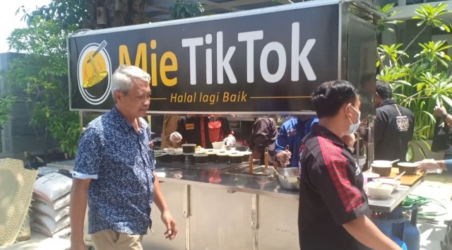 Media sosial aplikasi TikTok menjadi inspirasi nama kuliner mie. Sedangkan, hal ini menjadi inspirasi pengusaha kuliner asal Kota Solo, Puspo Wardoyo