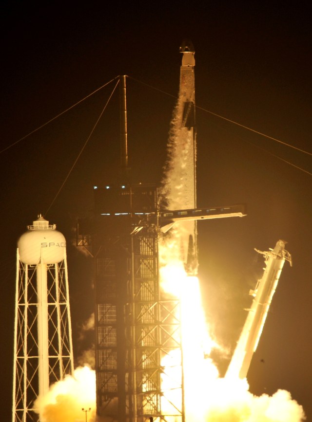 Roket SpaceX Falcon 9, yang membawa empat astronot pada misi operasional pertama awak komersial NASA diluncurkan di Kennedy Space Center di Cape Canaveral, Florida, AS, Minggu (15/11). Foto: Thom Baur/REUTERS