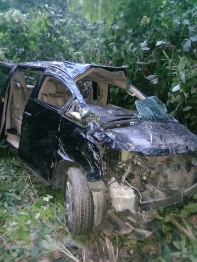 Mobil Toyota Alphard bernomor polisi DT 1 SA, hancur setelah terjun ke jurang sedalam 50 meter. Foto: Dok Polres Kolaka.