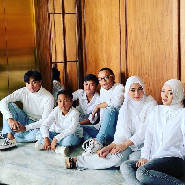 Nathalie Holscher Posting Foto Bareng Sule dan Anak-anak: Lengkap Kebahagiaanku (43128)