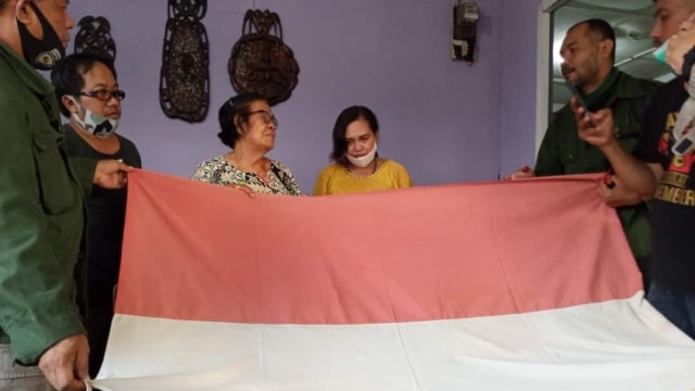 Kunjungan ke rumah F.X Dumatubun, sang pembuat Bendera Meŕah Putih Pertama di Merauke. (BumiPapua.com/Abdel Syah)