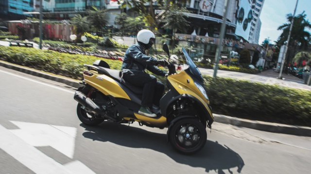 First Ride Piaggio MP3 500 HPE: Sensasi Asik Berbelok Motor Tiga Roda (25283)