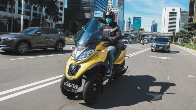 First Ride Piaggio MP3 500 HPE: Sensasi Asik Berbelok Motor Tiga Roda (25285)