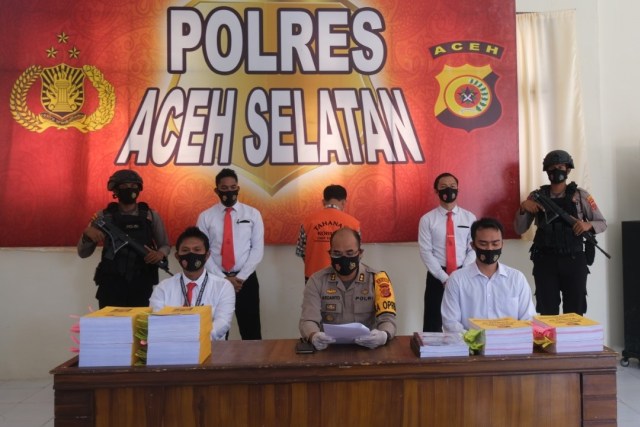 MZ (baju tahanan oranye), Sekdes di Aceh Selatan ditangkap terkait dugaan korupsi dana desa senilai Rp 290 juta. Foto: Dok. Satreskrim Polres Aceh Selatan 