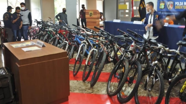Konferensi pers kasus pencurian sepeda di Mapolda Metro Jaya. Foto: Dok. Istimewa
