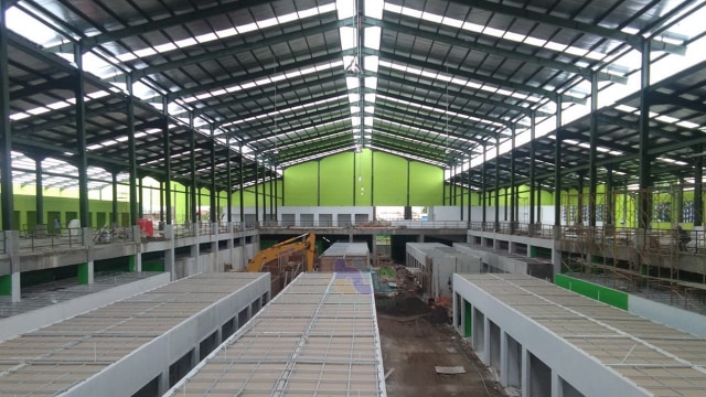 Kondisi di dalam Pasar Banjarejo Bojonegoro Kota yang sedang dalam tahap pembangunan. Senin (16/11/2020)