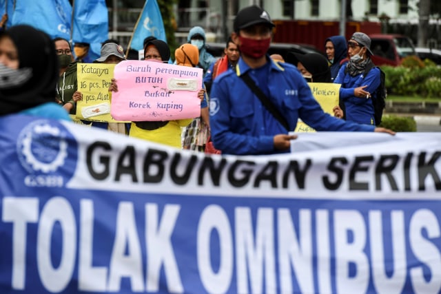 Sejumlah buruh yang tergabung dalam Gabungan Serikat Buruh Indonesia (GSBI) melakukan aksi unjuk rasa menolak Omnibus Law UU Cipta Kerja di kawasan Patung Kuda, Jakarta, Senin (16/11). Foto: Hafidz Mubarak A/ANTARA FOTO