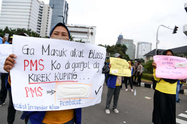 Sejumlah buruh yang tergabung dalam Gabungan Serikat Buruh Indonesia (GSBI) melakukan aksi unjuk rasa menolak Omnibus Law UU Cipta Kerja di kawasan Patung Kuda, Jakarta, Senin (16/11).  Foto: Hafidz Mubarak A/ANTARA FOTO