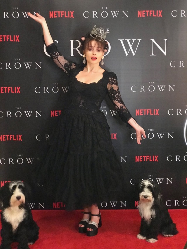 Mengintip Gaya Busana Para Pemain The Crown Season 4 saat Premier Virtual (51724)