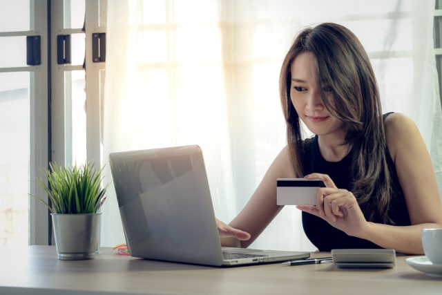 Ilustrasi perempuan menggunakan kartu kredit. Foto: Shutterstock