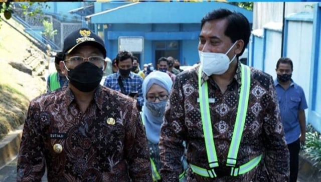 Wali Kota Malang, Sutiaji, bersama Dirut PDAM Kota Malang, Nor Muhlas, saat meninjau Pompa Air Sumber Wendit, Kabupaten Malang, pada Kamis (13/11/2020). Foto: Humas Pemkot Malang