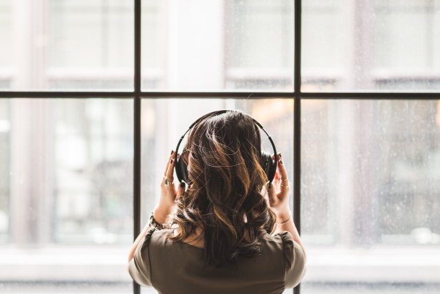 Ilustrasi mendengarkan musik. Gambar oleh Pexels