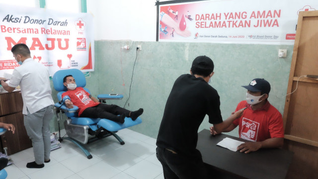 Proses Donor Darah yang dibuat Pengurus PSI Kota Ternate. Foto: Layang S
