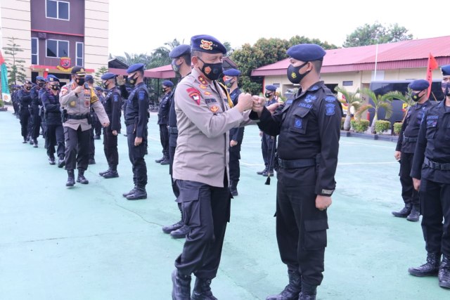 Kapolda Sumsel, Irjen Pol Eko Indra Heri saat melepas 100 personel Brimob ke Jambi. (foto: istimewa)