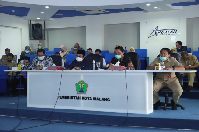 Wali Kota Malang, Sutiaji saat menghadiri Virtual Assesment TPAKD Award Tahun 2020, di Ngalam Command Center (NCC), Kota Malang, Senin (16/11) (Foto: Pemkot Malang)