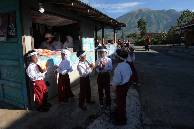 Sejumlah siswa SD Negeri 2 Tlogolele membeli makanan saat istirahat di Tlogolele, Selo, Boyolali, Jawa Tengah. Foto: Aloysius Jarot Nugroho/Antara Foto