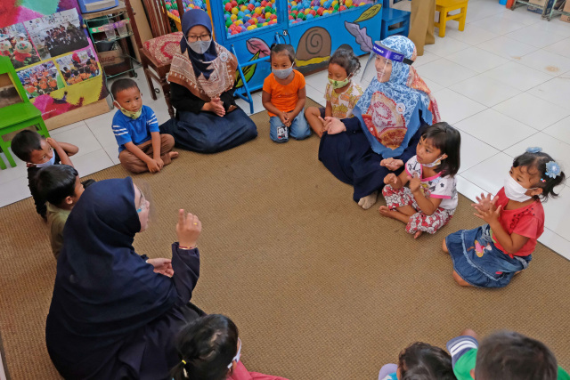 Sejumlah relawan mengajar anak-anak saat sekolah darurat pengungsi Merapi di tempat pengungsian Balai desa Deyangan, Mertoyudan, Magelang, Jateng. Foto: Anis Efizudin/Antara Foto