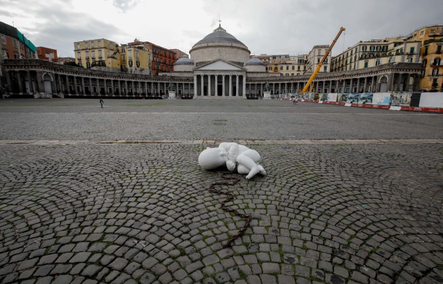 Patung marmer "Look Down"  karya seniman Italia Jago diletakkan di wilayah Campania. Foto: Ciro De Luca/Reuters