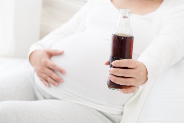 Ibu hamil minum minuman soda.  Foto: Shutterstock