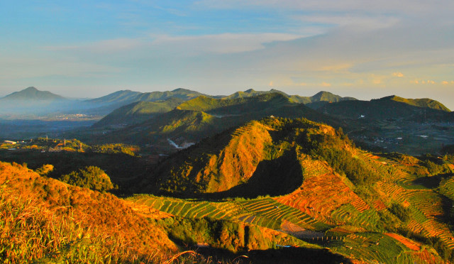 Dataran Tinggi Dieng dengan puncak-puncaknya terlihat memesona dari Puncak Gunung Pakuwaja. Foto: Harley Sastha