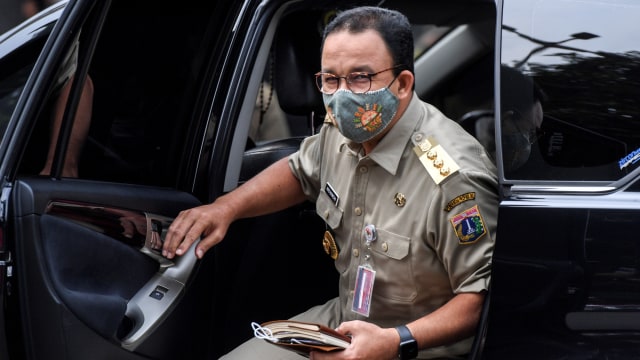 Gubernur DKI Jakarta Anies Baswedan turun dari mobil setibanya di Mapolda Metro Jaya, Jakarta, Selasa (17/11). Foto: Hafidz Mubarak A/ANTARA FOTO