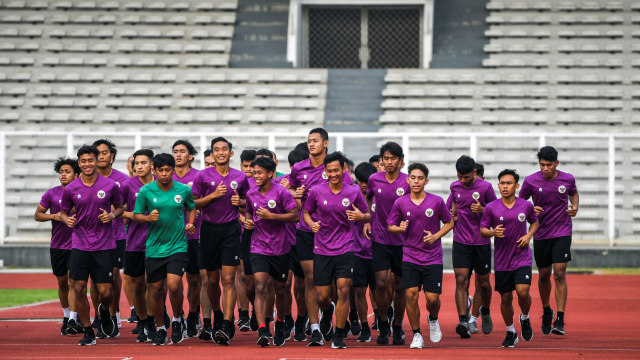 Pemain Timnas U-19 berlatih di Stadion Madya, Kompleks Gelora Bung Karno Senayan, Jakarta, Selasa (17/11).  Foto: Galih Pradipta/ANTARA FOTO