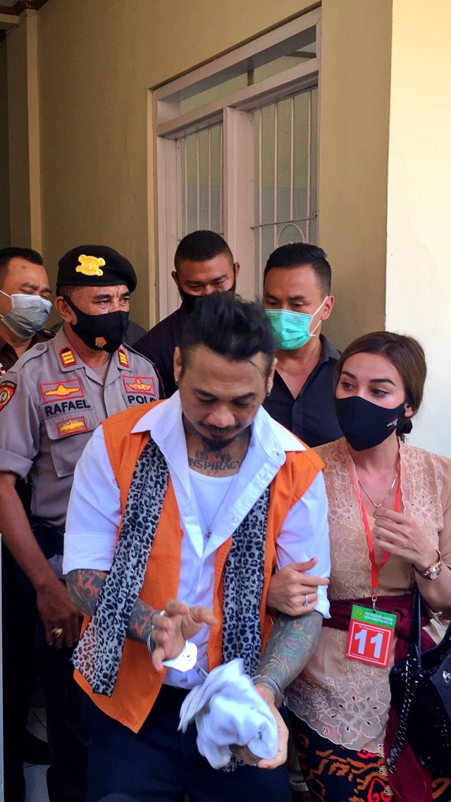 Terdakwa kasus ujaran kebencian I Gede Aryastina alias Jerinx selesai menjalani sidang dengan agenda duplik di Pengadilan Negeri (PN) Denpasar, Bali, Selasa (17/11). Foto: Denita br Matondang/kumparan