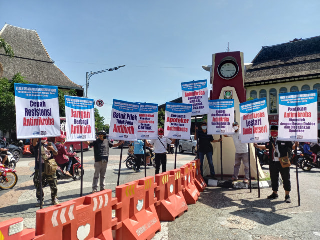 Gelar Aksi di Depan Pasar Gede, Komunitas Ini Ingatkan Penggunaan Antimikroba (260602)