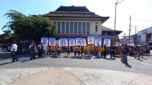 Gelar Aksi di Depan Pasar Gede, Komunitas Ini Ingatkan Penggunaan Antimikroba (260603)
