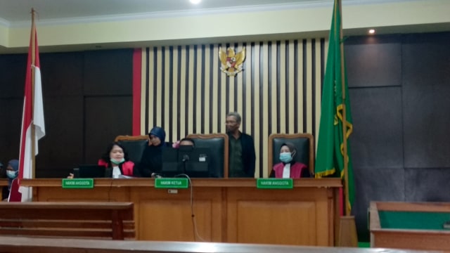 Hakim memimpin sidang dari ruang sidang Pengadilan Negeri Jambi secara daring. Foto: Yovy Hasendra