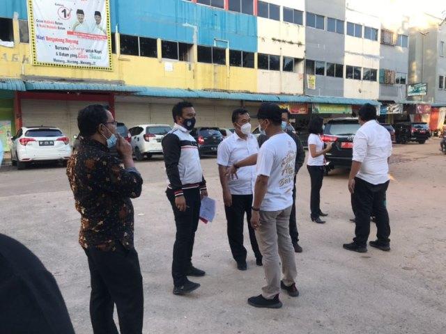Proses pra rekonstruksi kasus penganiayaan terhadap Ketua Panwascam Batam Kota di Ruko Centre Park, Batam. (Foto: Yude/batamnews)