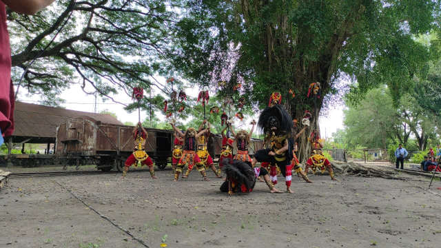 Tim Kesenian Barongan Nara Singa Lodra Blora, saat tampil pada event bersama Kawasan Pakudjembara (Pati, Kudus, Demak, Jepara Rembang, Blora). Selasa (17/11/2020)