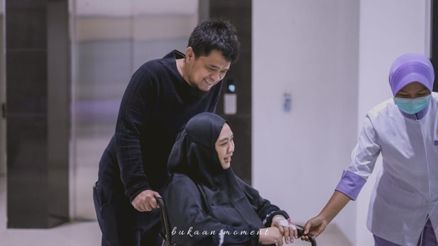Penuh Haru, 10 Momen Oki Setiana Dewi Melahirkan Anak Ke-4 (200466)