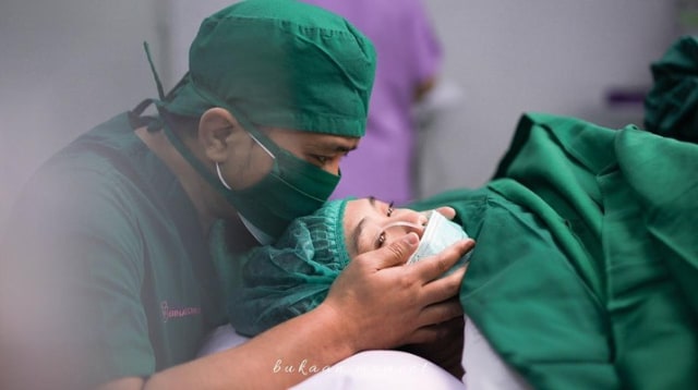 Penuh Haru, 10 Momen Oki Setiana Dewi Melahirkan Anak Ke-4 (200471)