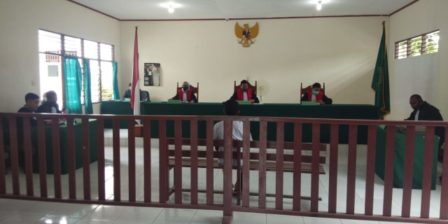 Suasana dalam ruang sidang Pengadilan Negeri Kaimana