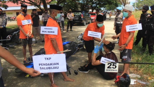 Rekonstruksi pembunuhan wartawan Demas Laira di halaman Polres Mamuju Tengah. Foto: Dok. Polres Mamuju Tengah