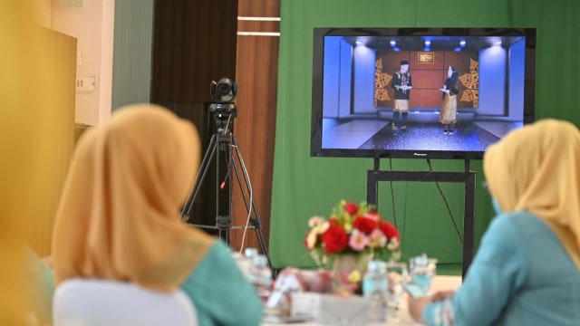 Pengurus Dekranasda Aceh saat mendengar pesan Nyai Wury. Foto: Dok. Diskominsa 