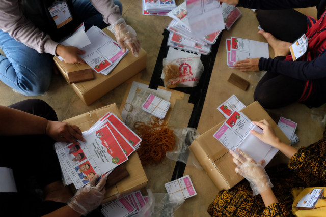 Pekerja melipat surat suara Pilkada Medan di Gudang Logistik KPU Medan, Sumatera Utara, Selasa (17/11/2020).  Foto: Irsan Mulyadi/ANTARA FOTO