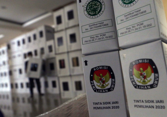 Pekerja merapikan kotak suara untuk Pemilihan Kepala Daerah (PILKADA) Kota Tangerang Selatan di Kantor Panitia Pemilihan Kecamatan (PPK) Serpong, Tangerang Selatan, Banten, Selasa (17/11/2020).  Foto: Muhammad Iqbal/ANTARA FOTO