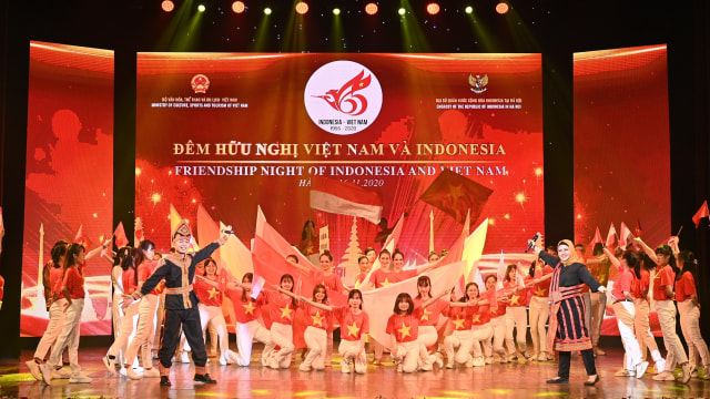 Penampilan generasi muda kedua negara dalam Malam Persahabatan Indonesia-Vietnam. (Foto: dokumentasi KBRI Hanoi)