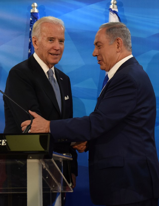 Joe Biden saat bertemu Benjamin Netanyahu di kantor perdana menteri di Yerusalem pada 9 Maret 2016. Foto: Debbie Hill/ POOL/ AFP