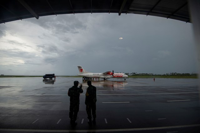 Pesawat komersial Wings Air asal Batam tiba di Bandara Raden Sadjad, Ranai, Kabupaten Natuna, Kepulauan Riau. Foto: Aditya Pradana Putra/Antara Foto